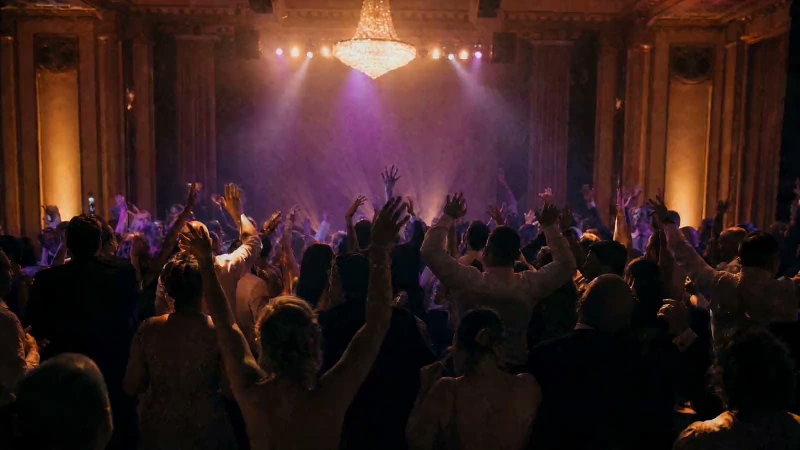 Pasgetrouwd koppel en gasten op de dansvloer van een elegant Belgisch trouwfeest met de Houseleggers-dj's